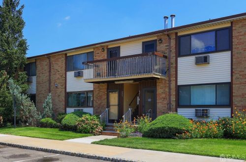 624 Cricket Ln, Woodbridge, NJ 07095-1545