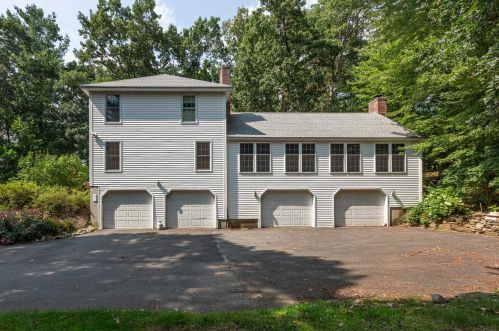 4 Rockwood Ln, Londonderry NH  03053-6104 exterior