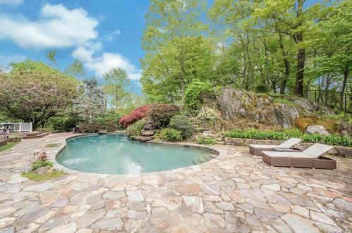 94 Haights Cross Rd, Chappaqua NY  10514-2911 exterior