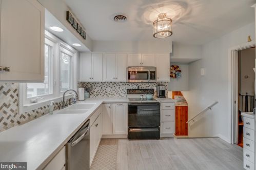 121 School Pl, Slaughter Beach DE  19963-1821 exterior