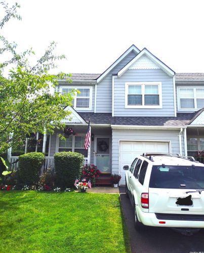 78 Pleasantview Dr, Central Islip, NY 11722-4677