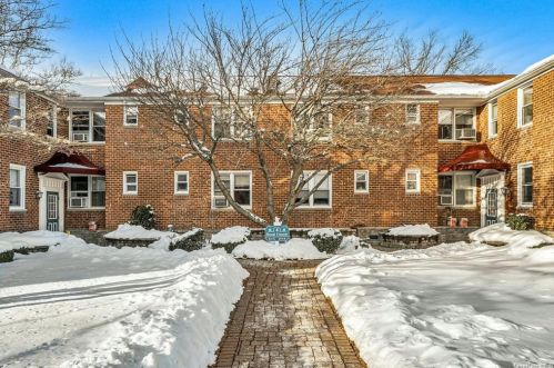 4 Bryant Cres, White Plains NY  10605-2640 exterior