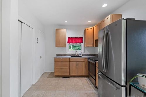 14 Boulder Rdg, Danbury CT  06811-3144 exterior