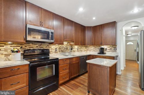 5762 Crownleigh Ct, Springfield VA  22015-1857 exterior