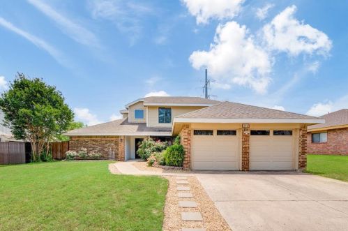 204 Laurel Ln, Euless, TX 76039-8007