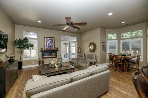 1955 Tuolumne Rd, Turlock CA  95382-8912 exterior