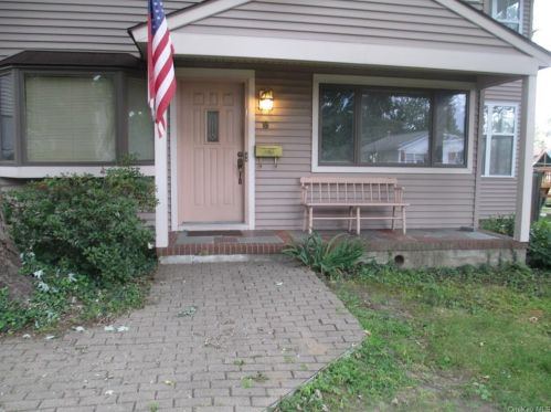 8 Randall Ter, Middletown, NY 10940-6518