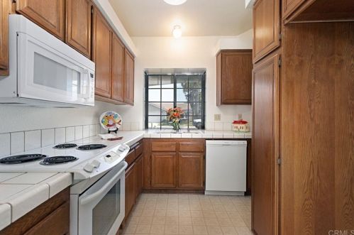 911 Concord Ct, Vista CA  92081-8925 exterior