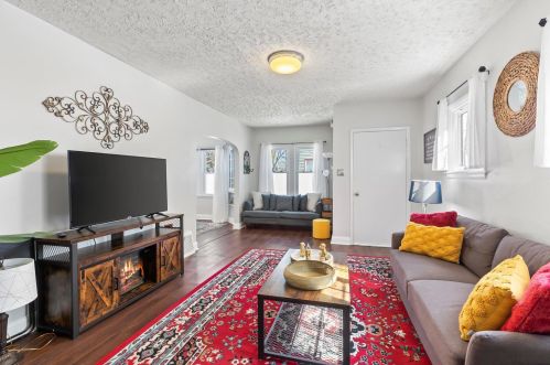 3005 Hanson Ave, Milwaukee, WI 53207-2422