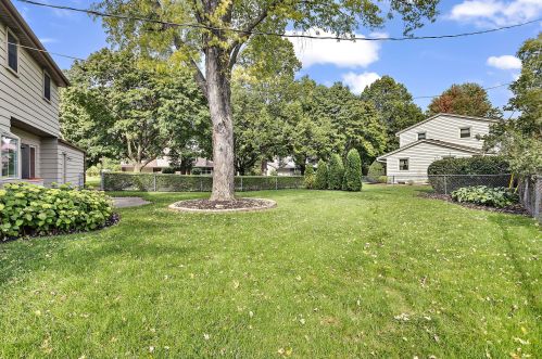 1900 Laura Ln, Waukesha WI  53186-2808 exterior