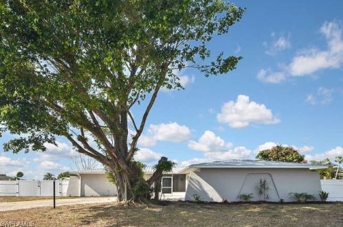 210 Daleview Ave, Lehigh Acres, FL 33936-7002