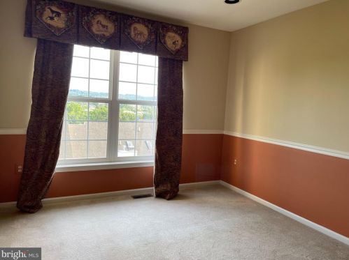 3 Lincoln Dr, Downingtown PA  19335-5328 exterior