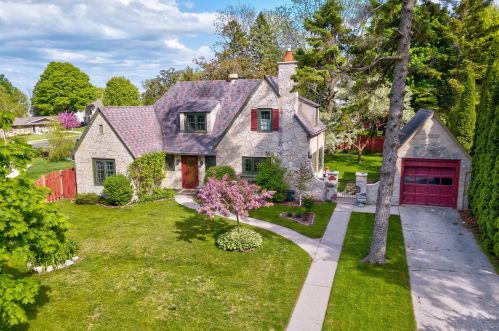 825 Hawthorne Ter, Manitowoc, WI 54220-2928