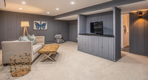 9062 Lake Dr, Milwaukee WI  53217-1974 exterior