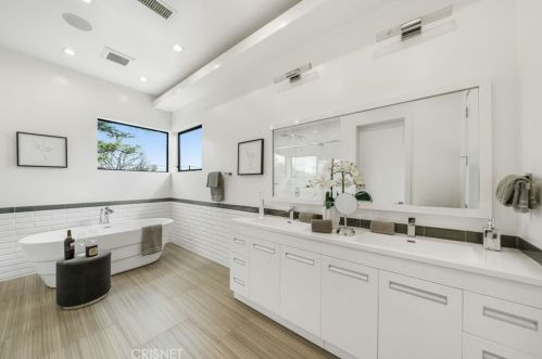 5128 Noble Ave, Van Nuys CA  91403-1376 exterior