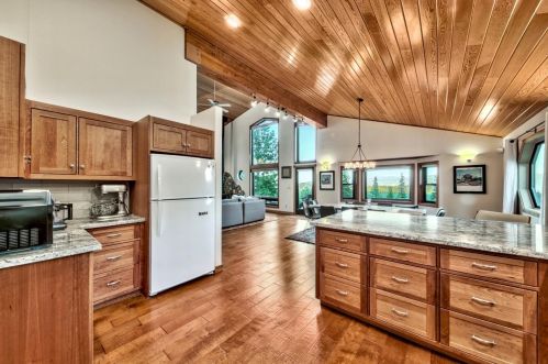 13289 Ski Slope Way, Truckee CA  96161-7082 exterior