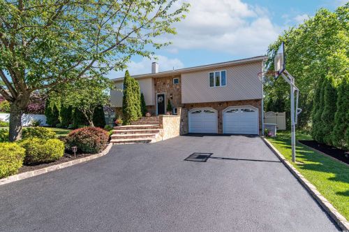 7 Midvale Dr, San Remo, NY 11754-2024