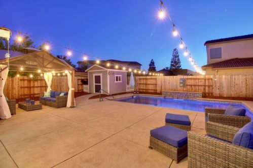 9674 Two Harbors Dr, Elk Grove CA  95624-4491 exterior