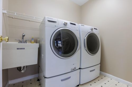 8526 Woodcreek Dr, Florence KY  41042-8237 exterior