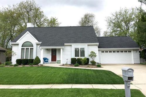 1292 Blue Dahlia Rd, Oconomowoc, WI 53066-2204