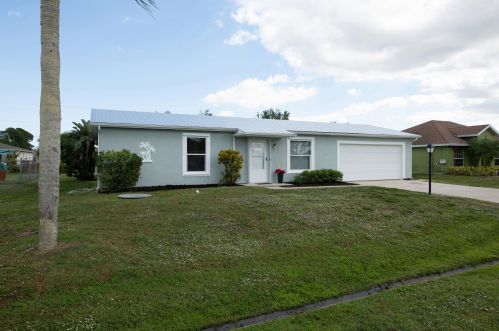 621 Fredrica St, Fort Pierce, FL 34983-1875