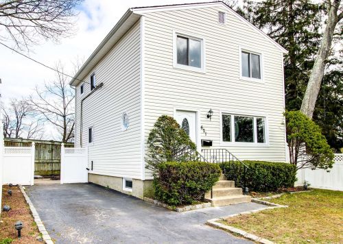 621 Thorn St, Babylon, NY 11703-4417