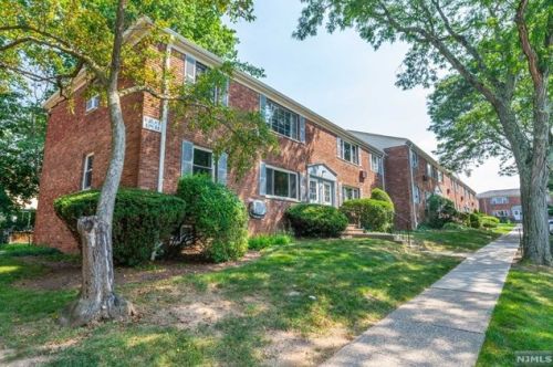 11 Wedgewood Dr, Verona NJ  07044-4110 exterior