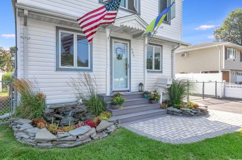 686 Adams Ave, North Lindenhurst, NY 11757-5801
