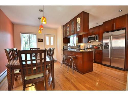 851 Kinsella St, Bronx, NY 10462-3905