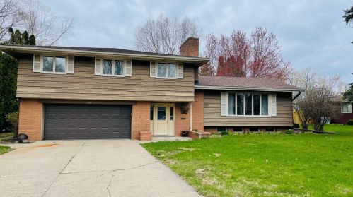 632 Olander St, Faribault, MN 55021-5923