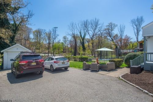 2 Clove Rd, West Paterson NJ  07424-2102 exterior