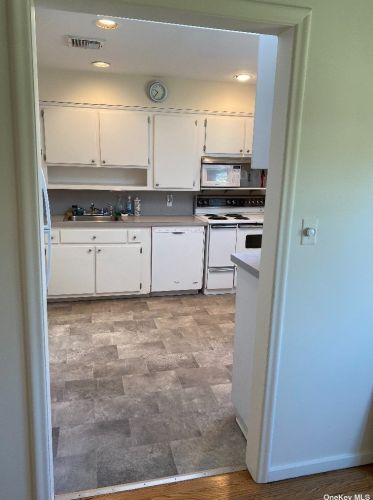 1026 Melissa Ln, North Bellmore NY  11710-1742 exterior