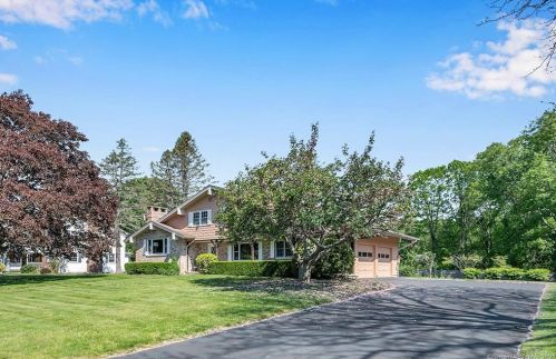 17 Colonial Dr, Waterford, CT 06385-3307