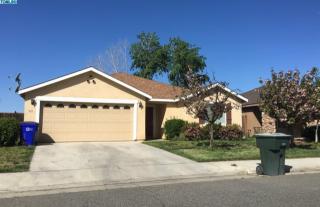 633 Cloverleaf St, Porterville, CA 93257-7882