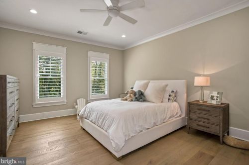 1044 Manning St, Great Falls VA  22066-1922 exterior