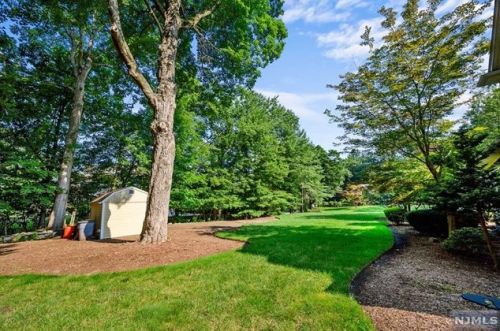 30 Oak Dr, Upper Saddle River NJ  07458-2132 exterior