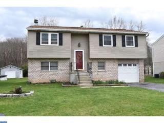 1334 Woodcrest Dr, Reading, PA 19607-2218