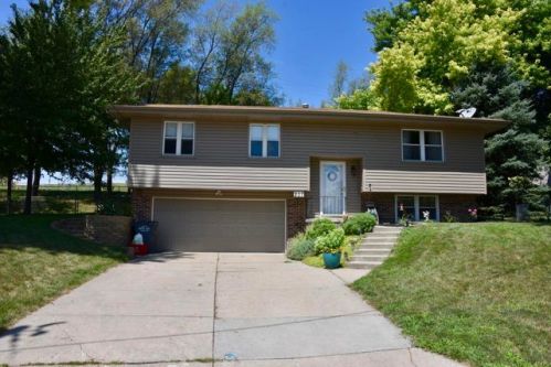 207 Meadow Dr, Treynor, IA 51575-7102