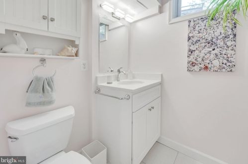 6917 Kingwood Dr, Falls Church VA  22042-3809 exterior