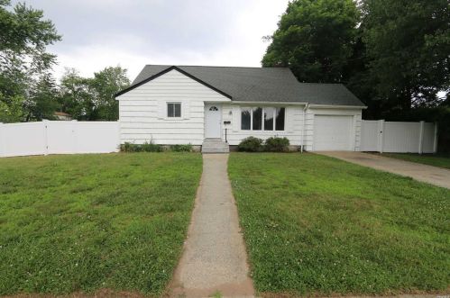 481 15th St, Babylon, NY 11704-2610