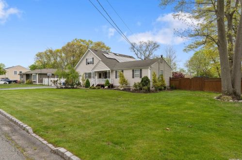 3 Commonwealth Ave, Lake Grove, NY 11755-1703