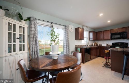 318 Bluecoat St, Dover DE  19901-8862 exterior