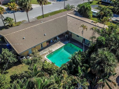 712 10th Ave, Hollywood FL  33019-1903 exterior