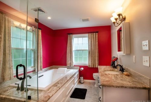 379 Glenwood Avenue Ext, Waterford CT  06385-3808 exterior