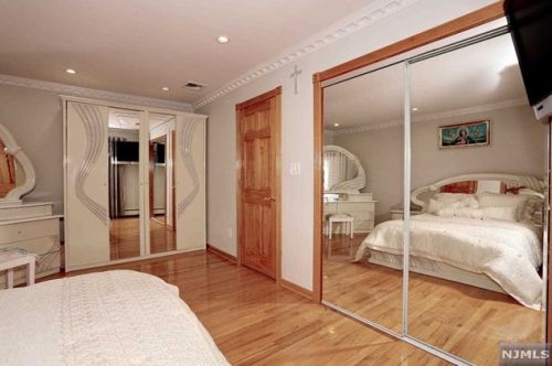 19 Elmhurst St, Elmwood Park NJ  07407-1320 exterior