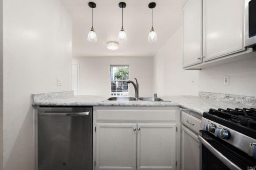 913 Kingwood St, Santa Rosa CA  95401-6509 exterior