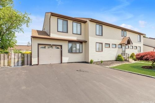 16 Albergo Ct, Bethpage, NY 11714-5254