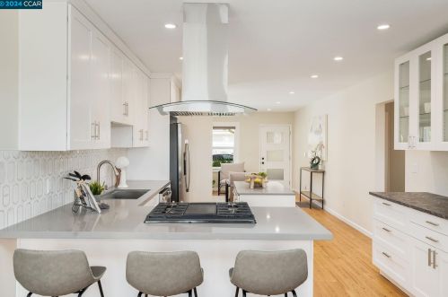 6101 Laird Ave, Oakland CA  94605-1740 exterior