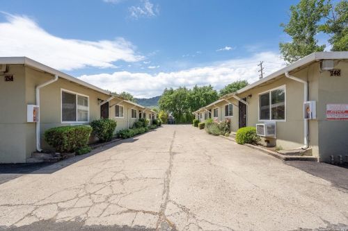 754 Waugh Ln, Ukiah, CA 95482-5911