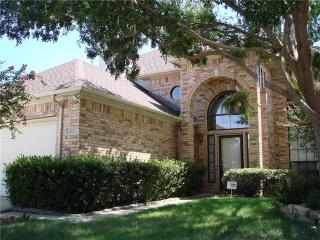 1210 Falling Water Dr, Lewisville TX  75067-7437 exterior